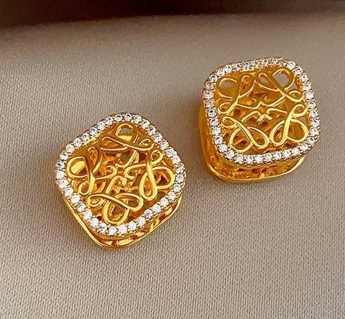 2024 New Popular Letter Zircon Earrings for Women, Fashionable Retro, Elegant and Elegant, with Exquisite Hollow out and Diamond studded Earrings