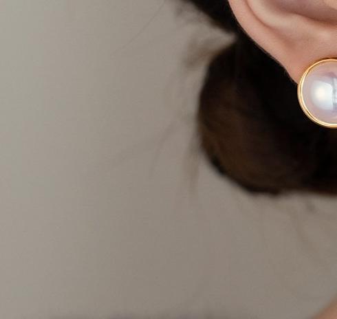 French elegant socialite style temperament, semi circle high brightness pearl earrings, light luxury fashion, high-end feeling, exquisite retro earrings