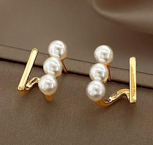French geometric pearl earrings for women 2024 new trendy, light luxury temperament, high-end earrings, niche design earrings