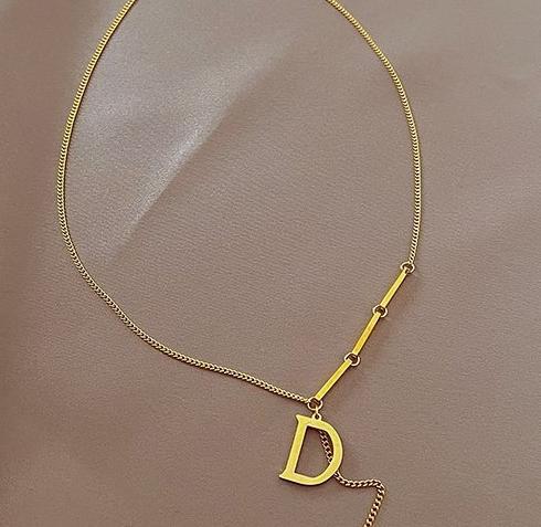 Letter D titanium steel necklace for women, light luxury, niche short style choker chain 2024 new popular trend collarbone chain accessories