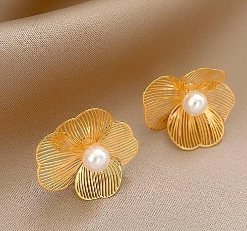Light luxury temperament, golden brushed camellia pearl earrings, female niche design, high-end earrings, exquisite ear accessories