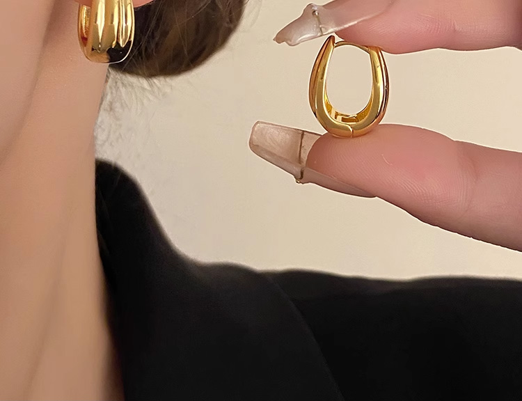 https://www.beautifulelf.com/images/240101/Silver%20metal%20U-shaped%20earrings%20for%20women%202024%20new%20popular%20round%20face%20slimming%20high-end%20feeling%20ear%20buckle%20light%20luxury%20niche%20earrings_1731057607.jpg Image