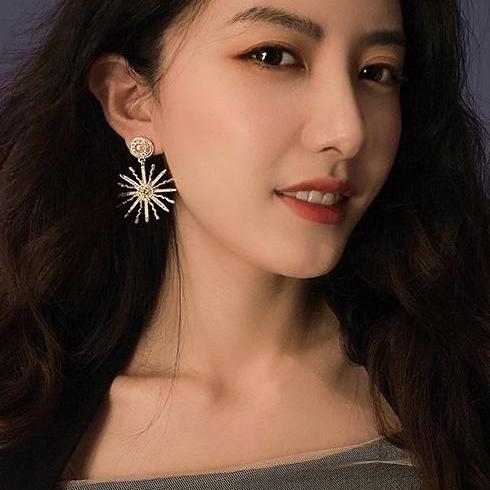 Exquisite Metal Sunflower Pearl Earrings for Women - High-End European and American Fashion Statement