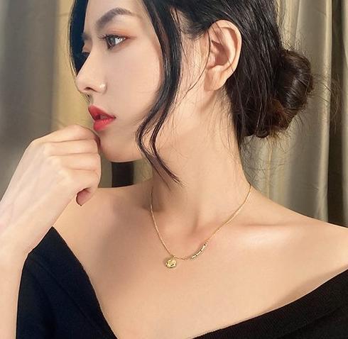 Titanium steel internet celebrity smiling face necklace, female ins trendy and cold collarbone necklace, exquisite temperament, simple pendant, neck accessory