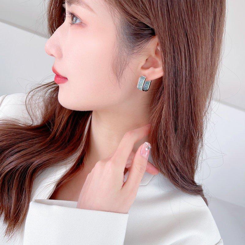 Light luxury style high-end earrings from South Korea, new geometric simple and versatile, micro inlaid with zirconium three-dimensional square earrings and ear buckles