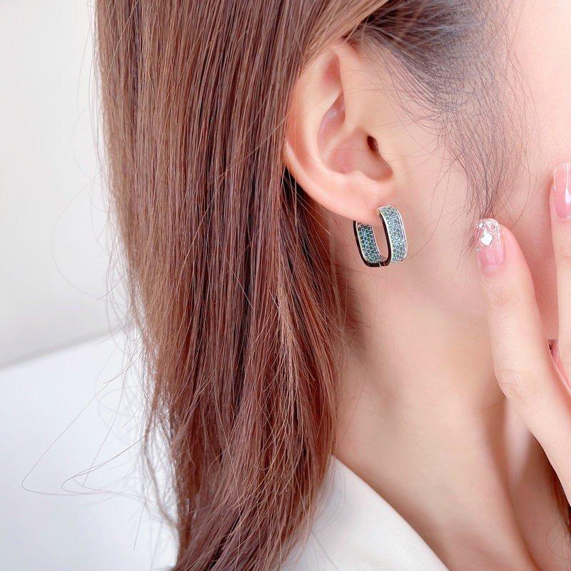 Light luxury style high-end earrings from South Korea, new geometric simple and versatile, micro inlaid with zirconium three-dimensional square earrings and ear buckles