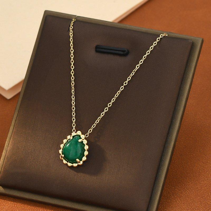 New Chinese style temperament, mother's green water droplet pendant necklace, retro women's high-end exquisite accessories, collarbone chain, gift trend