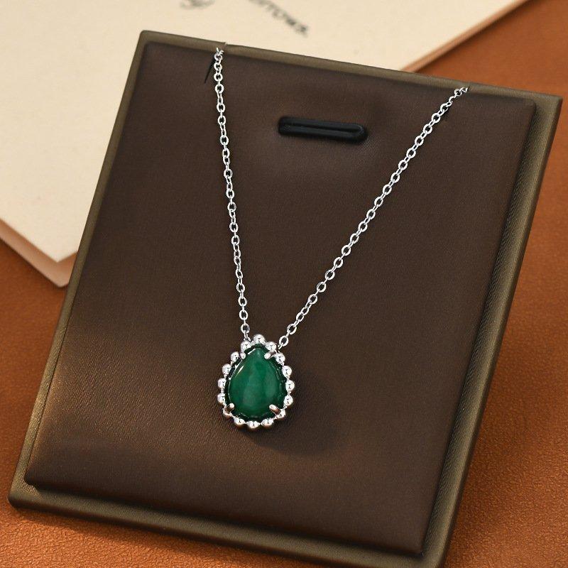 New Chinese style temperament, mother's green water droplet pendant necklace, retro women's high-end exquisite accessories, collarbone chain, gift trend