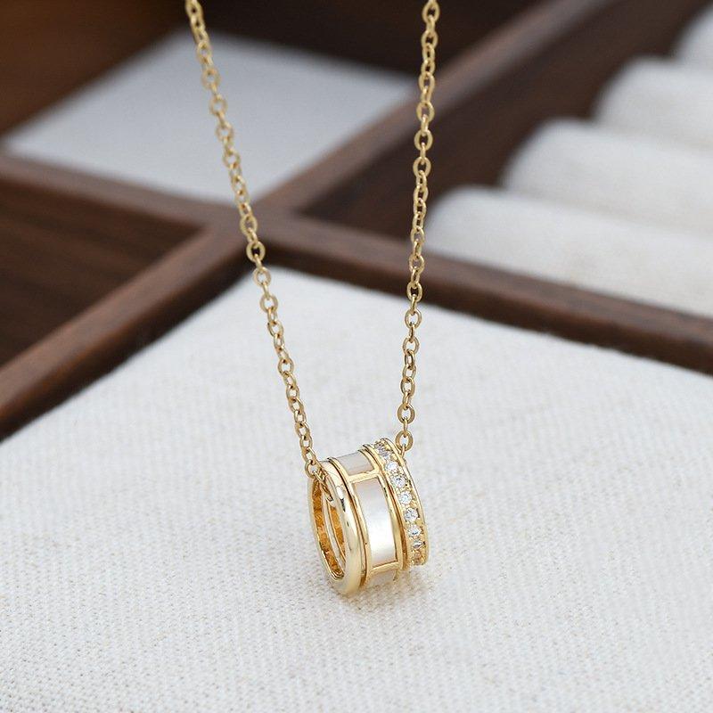 New Korean version female niche design natural shell small waist necklace simple and versatile temperament collarbone chain pendant