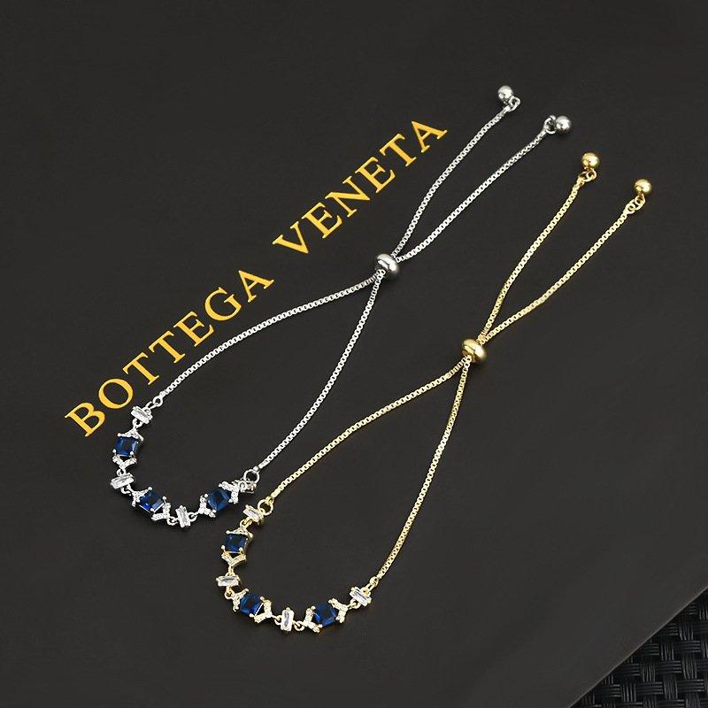New exquisite sapphire crystal bracelet for women with a niche design, geometric cube sugar adjustable pull-out bracelet accessory
