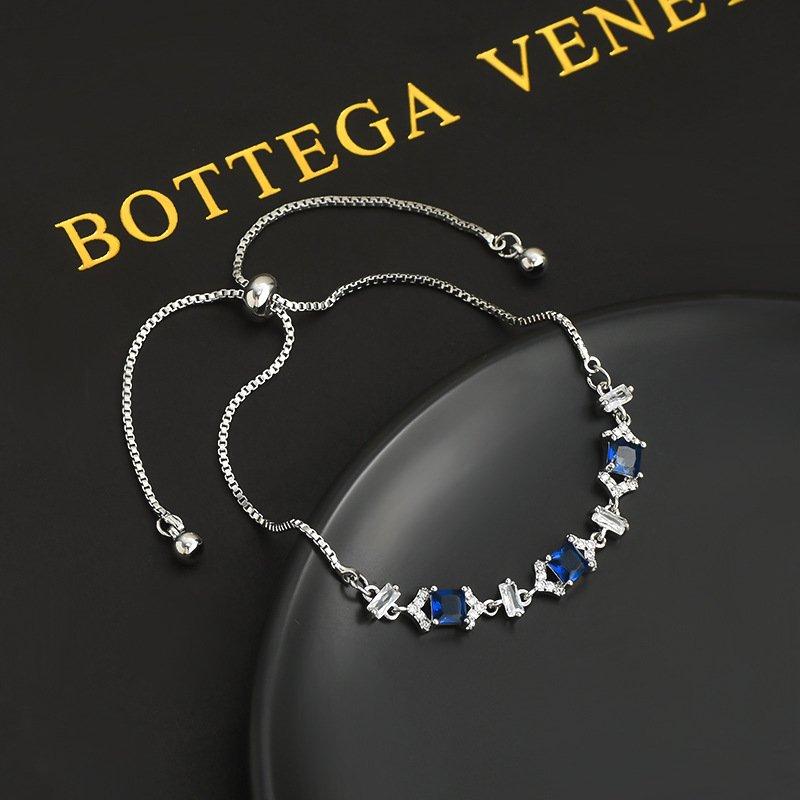 New exquisite sapphire crystal bracelet for women with a niche design, geometric cube sugar adjustable pull-out bracelet accessory