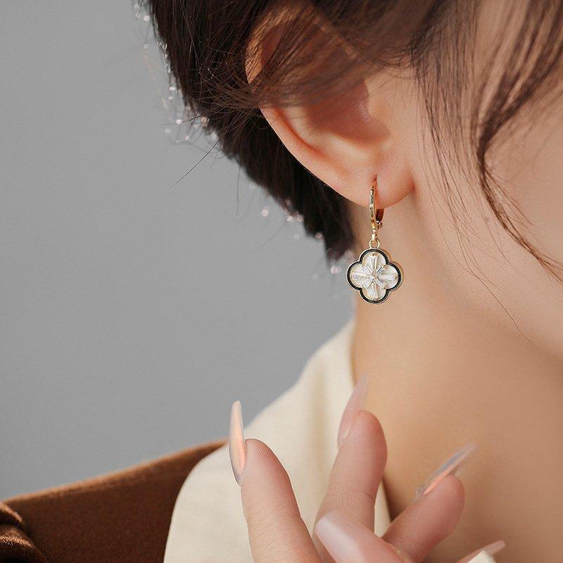 New niche style double-sided four leaf flower ear buckle with a light luxury and high-end feel, exquisite face slimming earrings, earrings, earrings, pendants