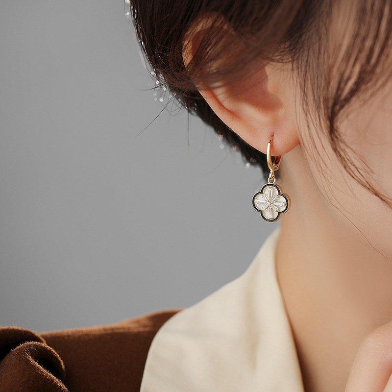 New niche style double-sided four leaf flower ear buckle with a light luxury and high-end feel, exquisite face slimming earrings, earrings, earrings, pendants