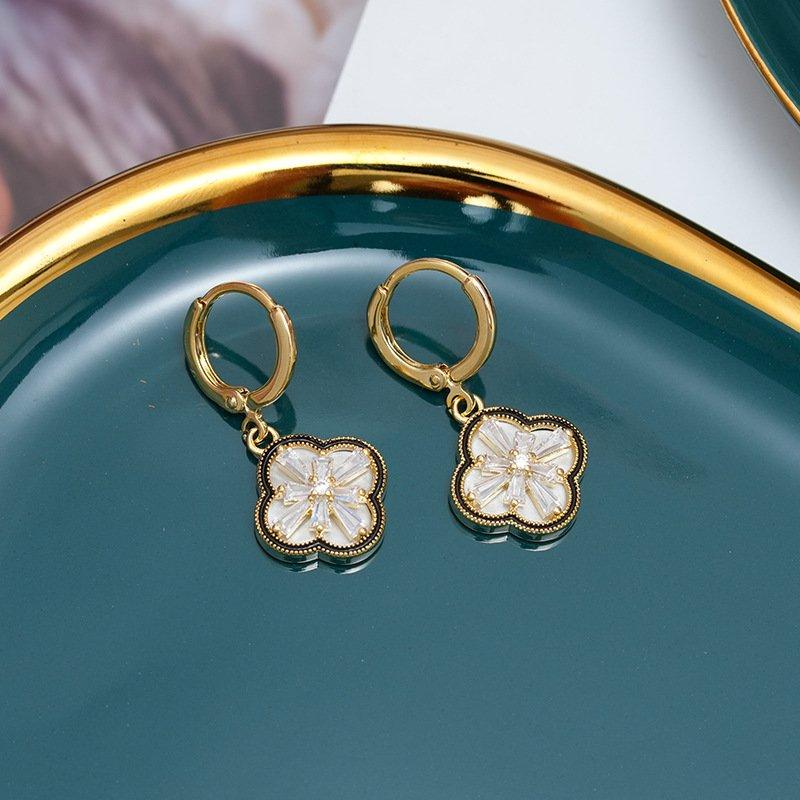 New niche style double-sided four leaf flower ear buckle with a light luxury and high-end feel, exquisite face slimming earrings, earrings, earrings, pendants