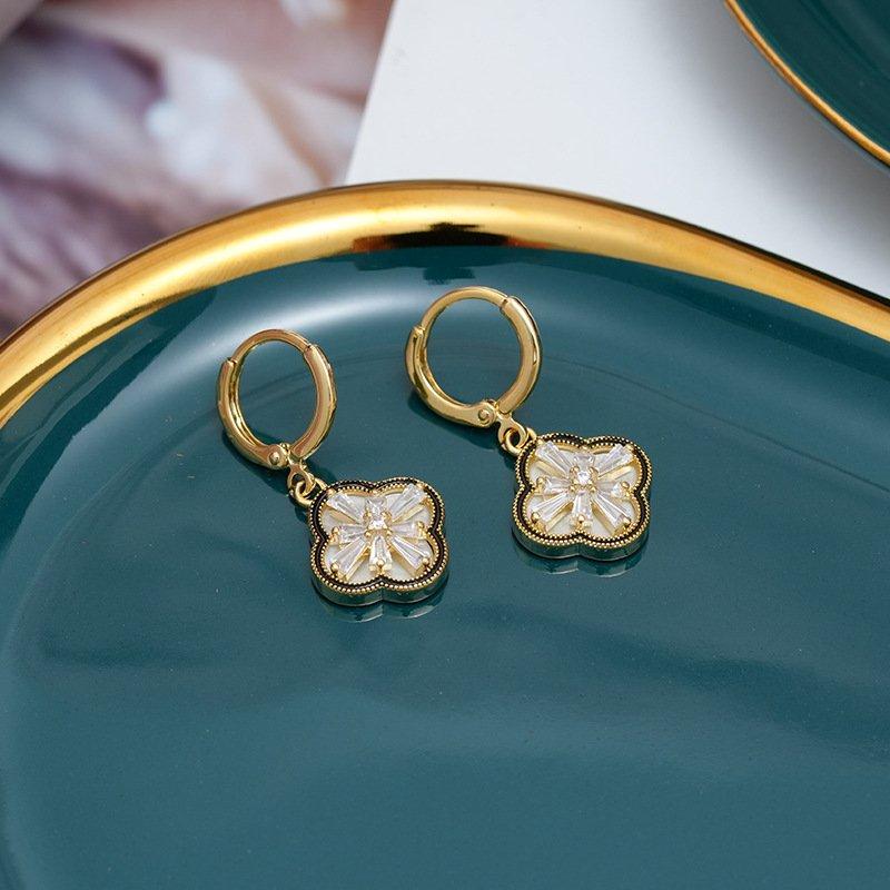 New niche style double-sided four leaf flower ear buckle with a light luxury and high-end feel, exquisite face slimming earrings, earrings, earrings, pendants
