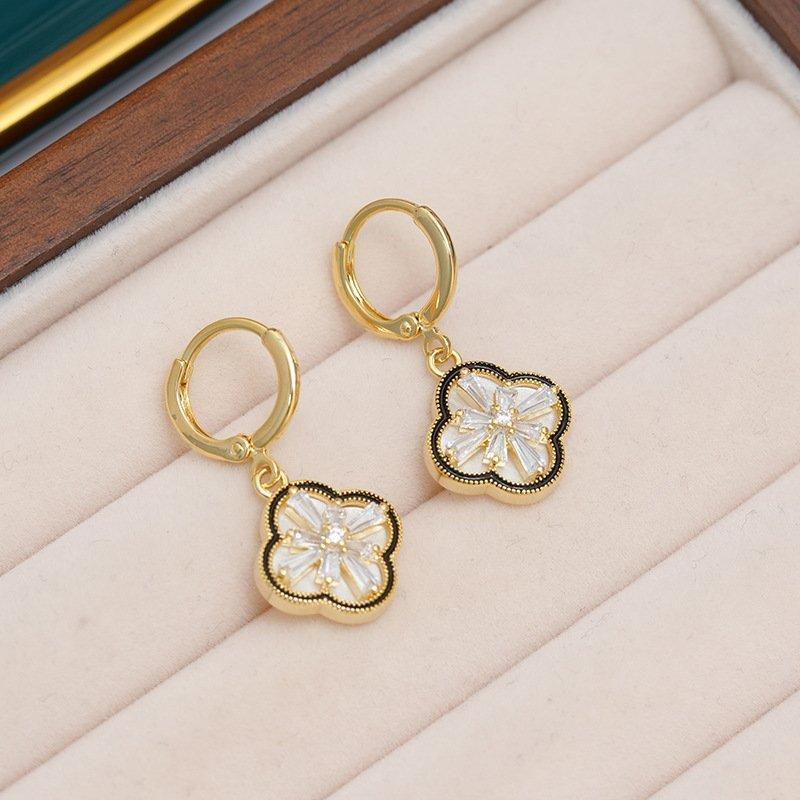 New niche style double-sided four leaf flower ear buckle with a light luxury and high-end feel, exquisite face slimming earrings, earrings, earrings, pendants