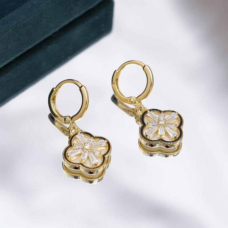 New niche style double-sided four leaf flower ear buckle with a light luxury and high-end feel, exquisite face slimming earrings, earrings, earrings, pendants