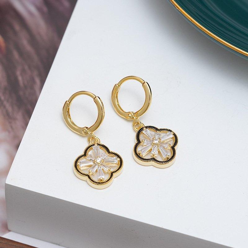 New niche style double-sided four leaf flower ear buckle with a light luxury and high-end feel, exquisite face slimming earrings, earrings, earrings, pendants