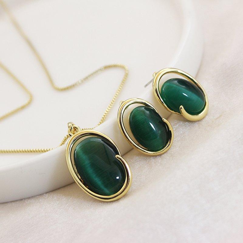 Retro Style Green Cat Eye Stone Necklace and Earring Set for Women - Summer Collarbone Chain with Temperament Charm