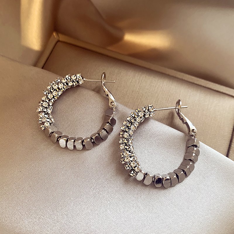 Broken silver unique gold circle earrings, niche, light luxury, high-end feeling earrings, summer 2024 new popular earrings
