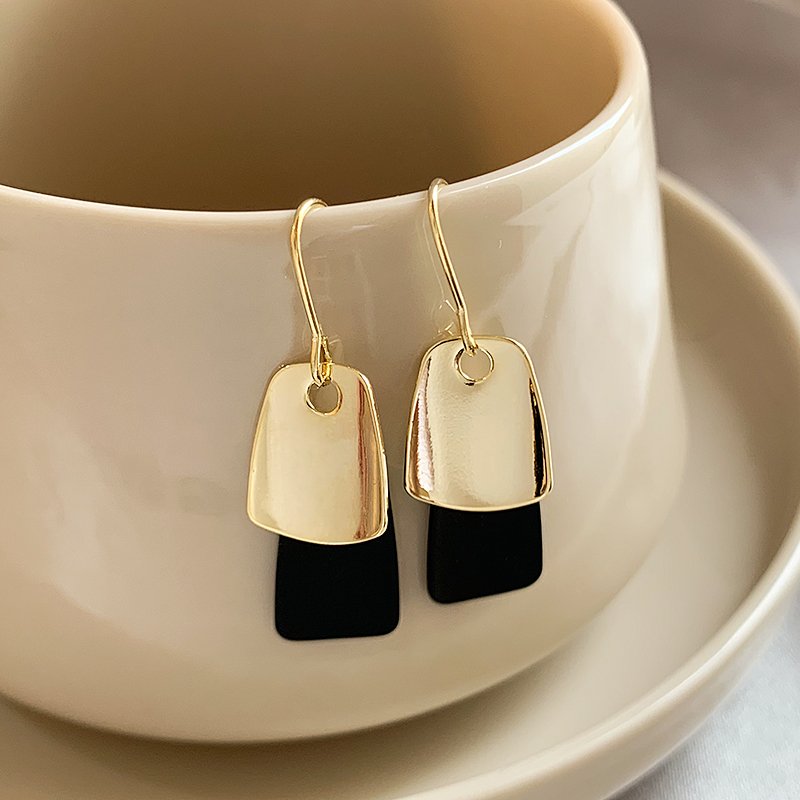 Color blocking earrings, women's light luxury high-end earrings, 2024 new popular earrings, niche temperament ear accessories