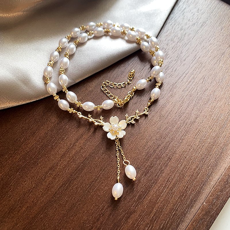 Flower pearl pendant necklace, women's light luxury niche collarbone chain, 2024 new popular high-end necklace accessory