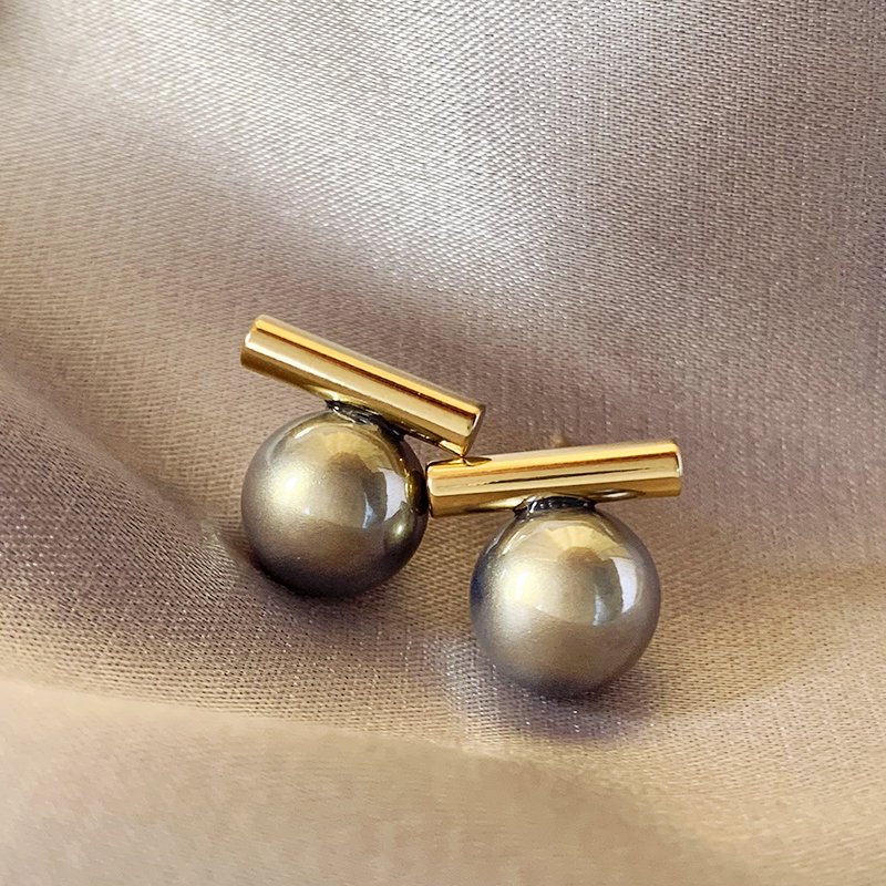 Grey pearl earrings for women, with a luxurious and high-end temperament. 2024 new popular and unique ear accessories