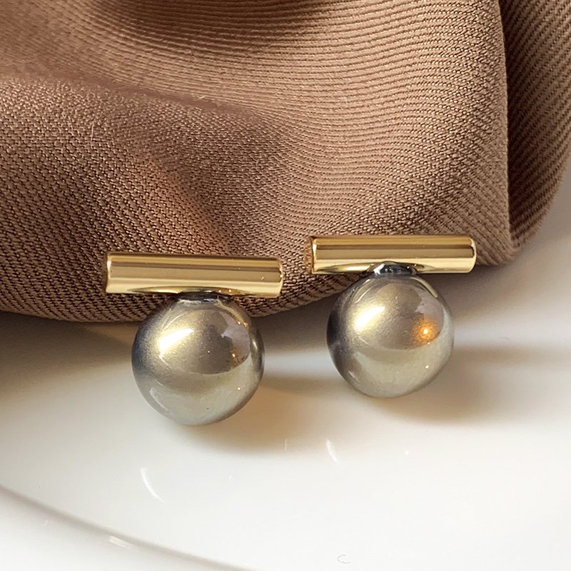 Grey pearl earrings for women, with a luxurious and high-end temperament. 2024 new popular and unique ear accessories