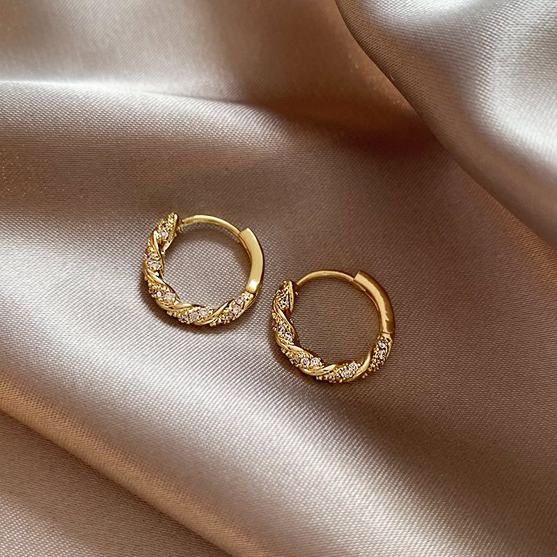 Pearl unique earrings summer 2024 new popular high-end earrings for women, light luxury niche gold plain ring earrings