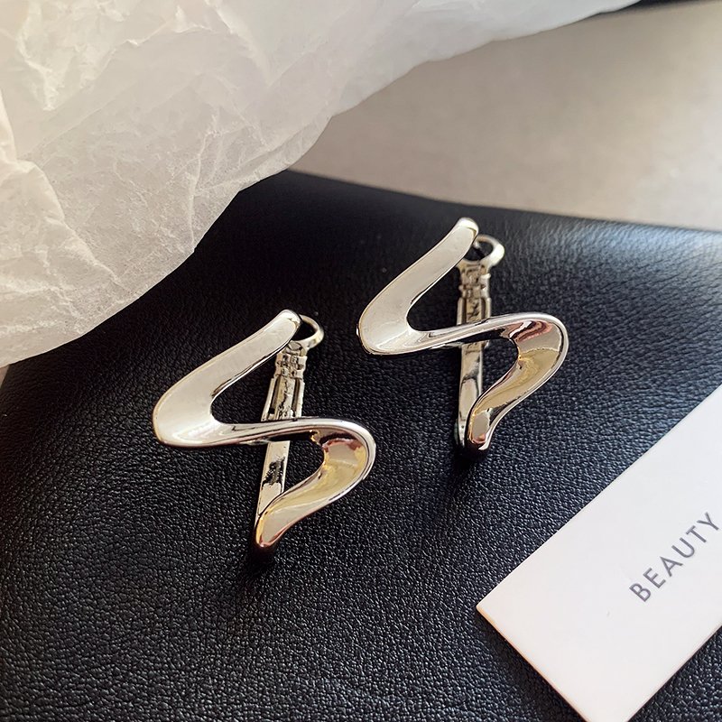Silver spiral earrings for women, unique and niche earrings, 2024 new popular item, light luxury, high-end, elegant and atmospheric earrings