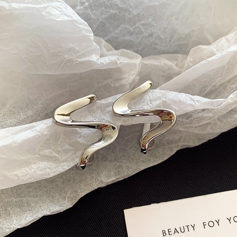 Silver spiral earrings for women, unique and niche earrings, 2024 new popular item, light luxury, high-end, elegant and atmospheric earrings