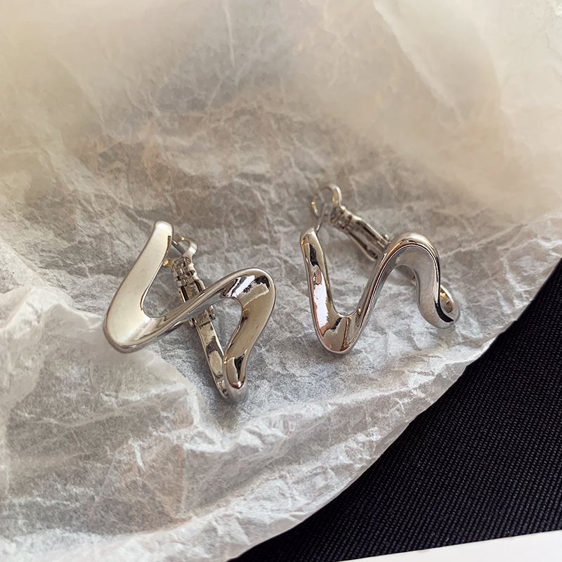 Silver spiral earrings for women, unique and niche earrings, 2024 new popular item, light luxury, high-end, elegant and atmospheric earrings