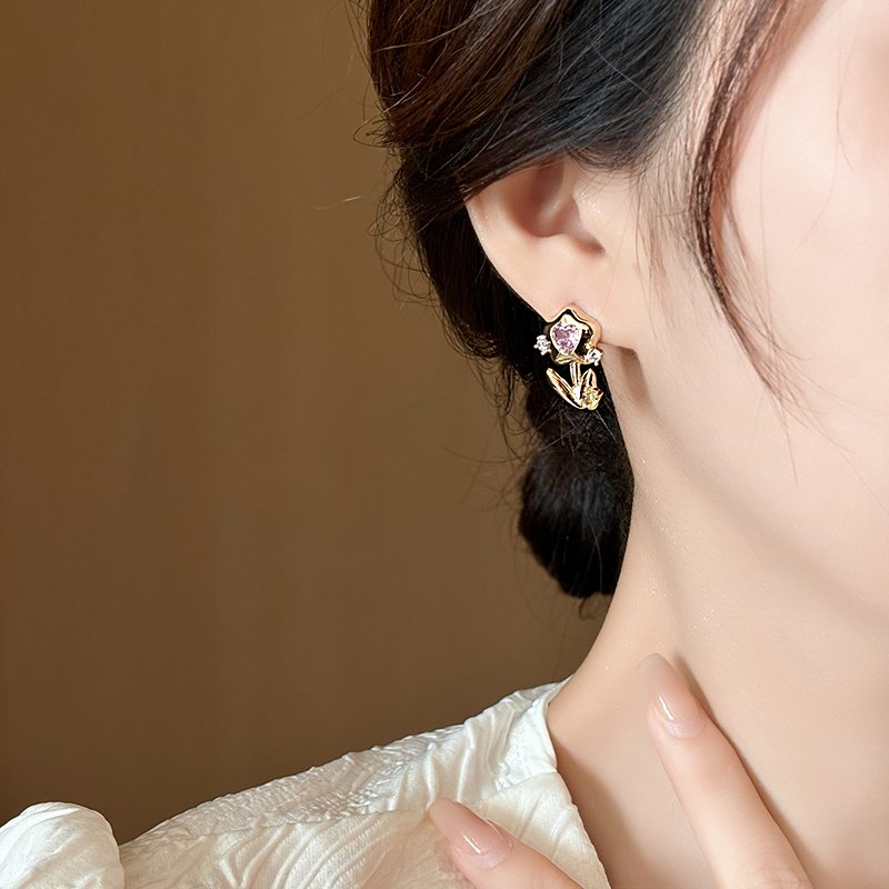 Zircon heart-shaped flower earrings for women in 2024, new and popular, high-end and exquisite earrings, elegant and atmospheric ear accessories