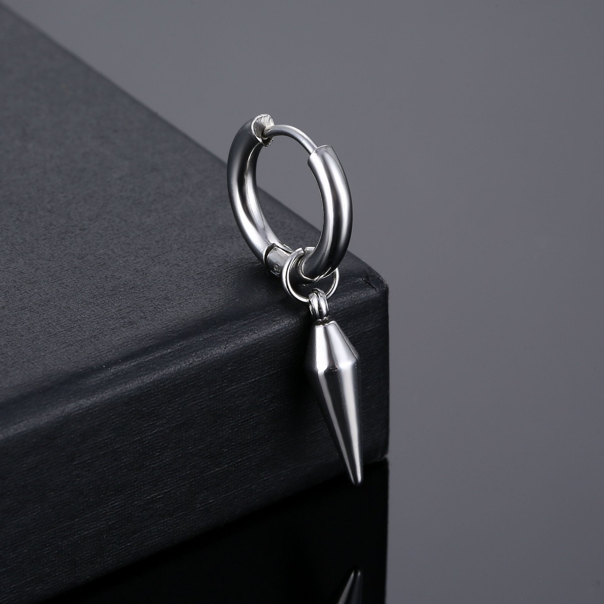 Korean version stainless steel coil earrings tapered earrings trendy street Hong Kong style hip-hop earrings fashionable retro earrings