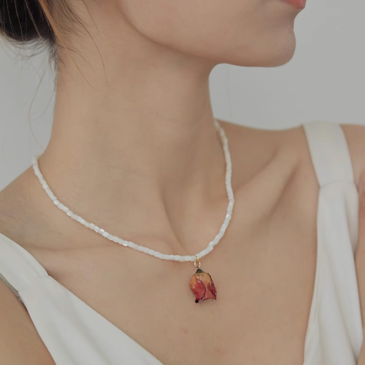 Natural and elegant eternal flower necklace, gentle temperament, rose shell mother necklace, personalized, fashionable, simple and versatile